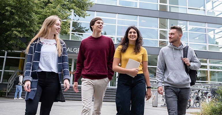 Bachelor BWL in Marburg studieren Studierendengruppe vor dem Hörsaalgebäude Marburg