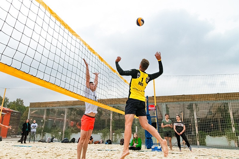 Studierende spielen Beach-Volleyball